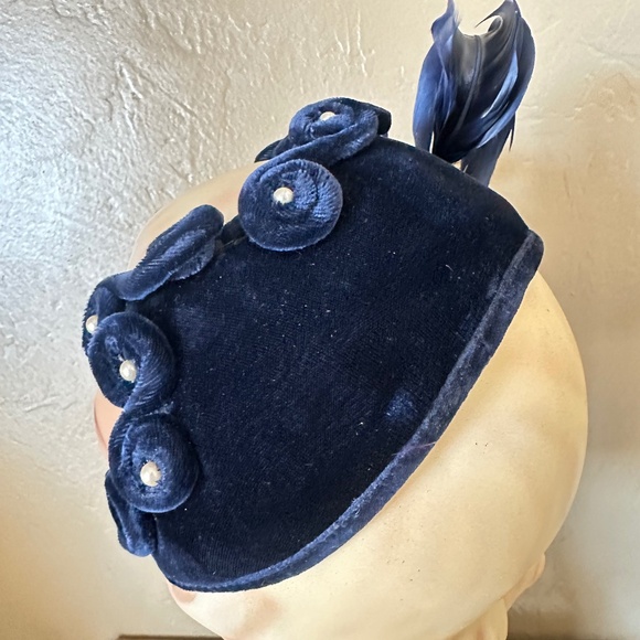 FASCINATING 1950S\' NAVY VELVET COCKTAIL CAP WITH MATCHING CURLY FEATHERS/PEARLS main image 4
